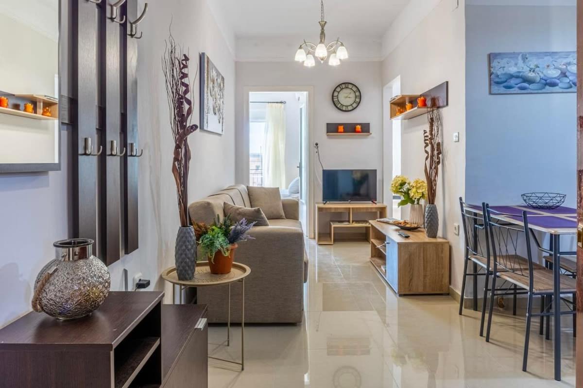 Comfy Central Square Gem With Balcony Apartment Kalamata Bagian luar foto