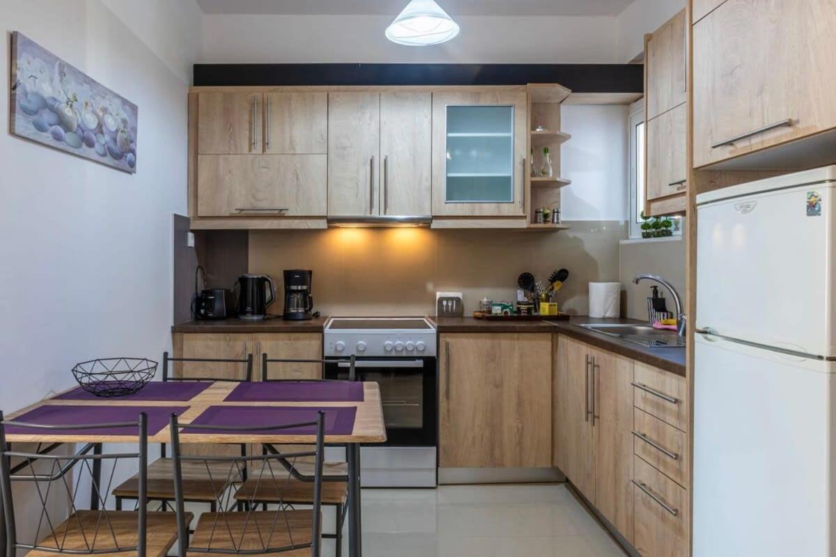 Comfy Central Square Gem With Balcony Apartment Kalamata Bagian luar foto